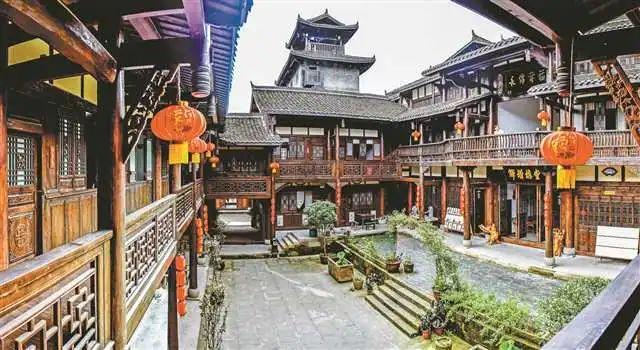 沈阳万象城偶遇孙怡，随便拍拍都好看，又高又瘦又白，非常甜美