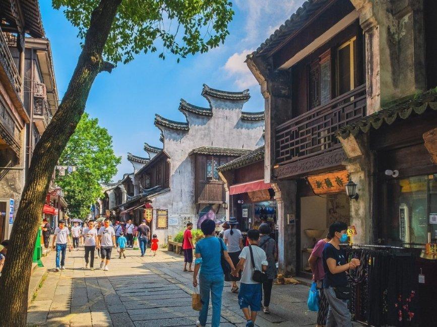 杨紫雪地畅玩俏皮可爱 气质温柔清冷迷人